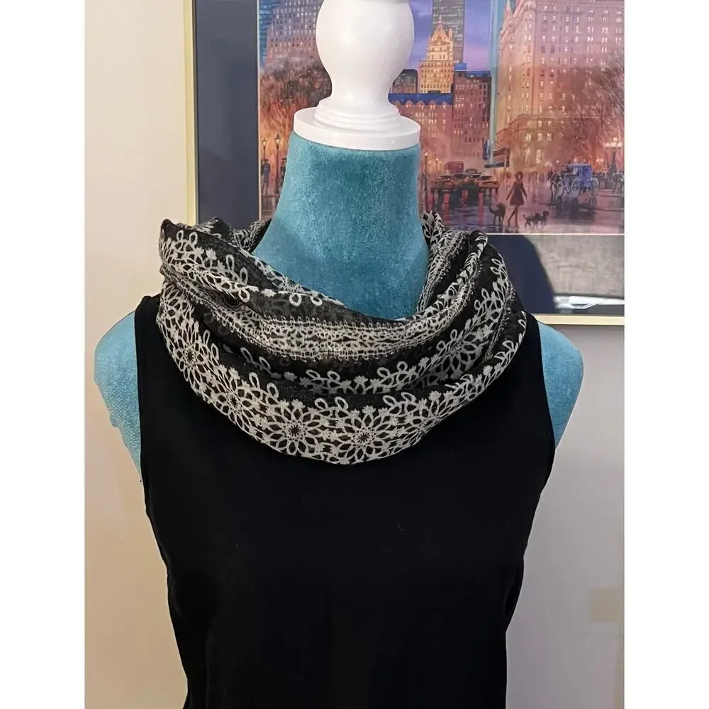 Stylish scarf. lightweight, ￼